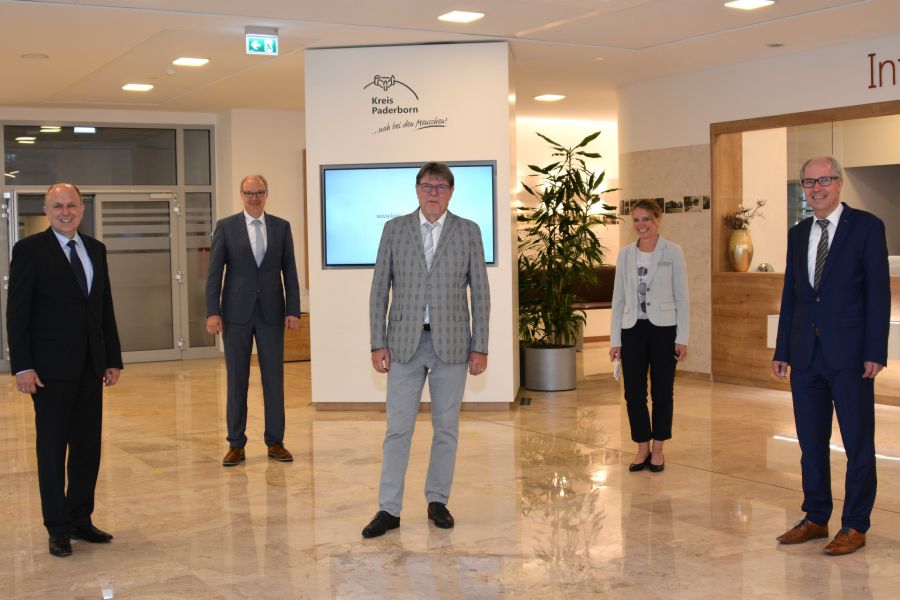 „Komplette Kreisverwaltung ist ihm zu großem Dank verpflichtet“: Landrat Christoph Rüther (ganz links im Bild) verabschiedete den leitenden Kreisrechtsdirektor und langjährigen Leiter des Krisenstabs, Michael Beninde (dritter von links), im Beisein von – von links nach rechts - Kreisdirektor Dr. Ulrich Conradi, Ferdinande Schröder, stellvertretende Vorsitzende des Personalrats, sowie Landrat a. D., Manfred Müller, in den Ruhestand. © Kreis Paderborn 